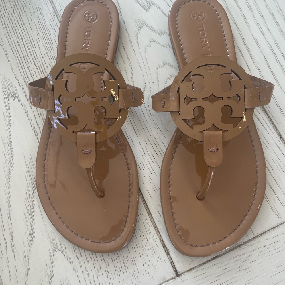 Tory Burch Tan Miller Sandals Iconic Glossy Patent Leather Design - Picture 4 of 10